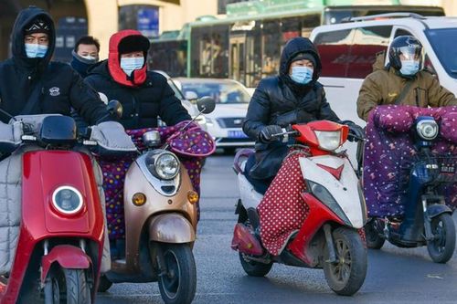 天冷電動(dòng)車不耐用,一擰轉(zhuǎn)把就掉電,需要換電池嗎 專業(yè)人告訴你